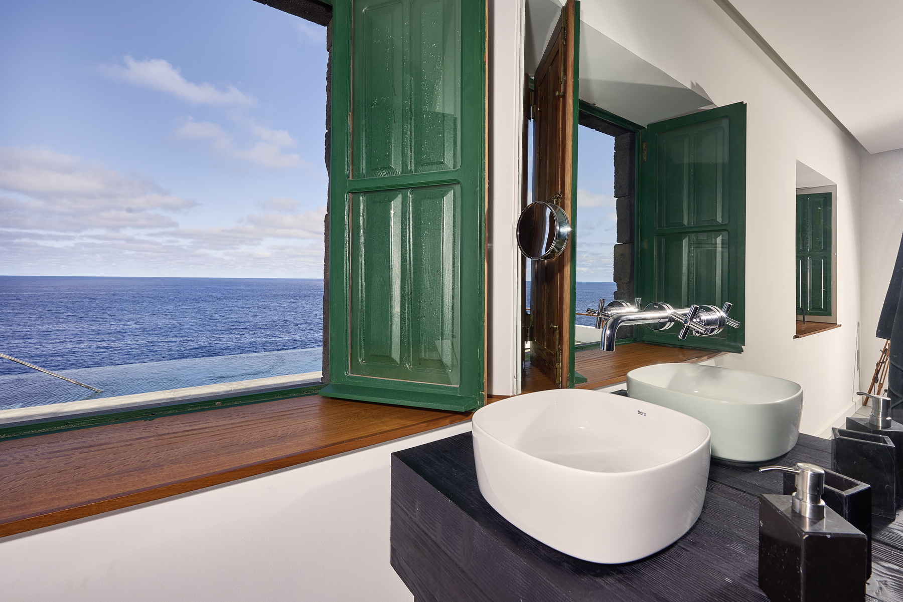 Farero Suite - Bathroom with a view_resize