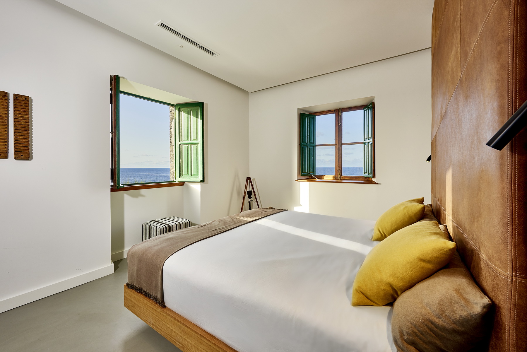 Farero Suite - Master Bedroom 2 window ocean view_resize